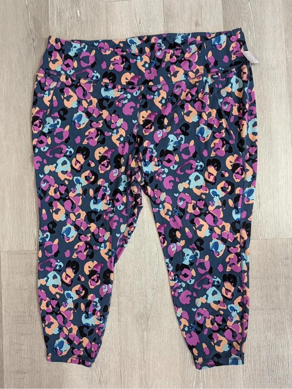 LIVI Colorful Leopard Print Capri Leggings - Size 34/36